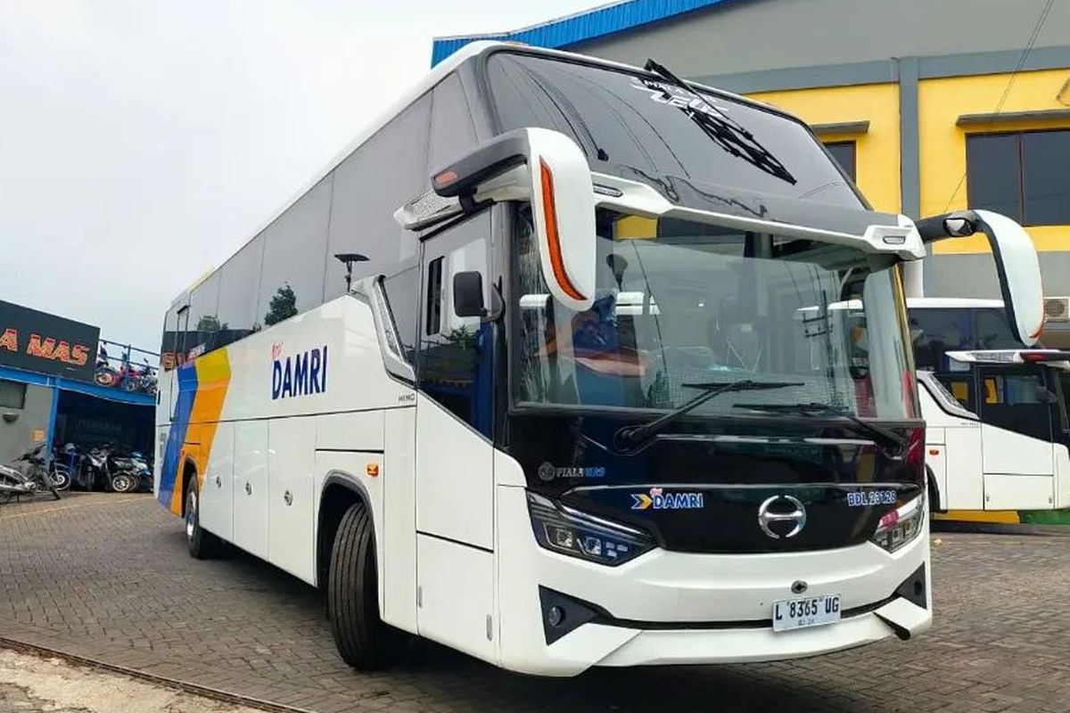 Bodi bus Zeus buatan Karoseri Piala Mas yang dipakai DAMRI