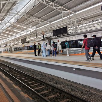 Ilustrasi kereta api di Stasiun Purwokerto, Jawa Tengah.