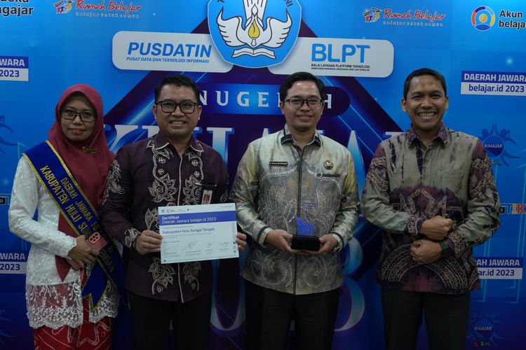 Bupati Hulu Sungai Tengah (HST) H Aulia Oktafiandi menjadi salah satu dari lima kepala daerah yang meraih meraih penghargaan di bidang pendidikan, yakni Daerah Jawara Belajar id untuk kategori kabupaten dan kota dalam ajang Anugerah Kihajar 2023. 