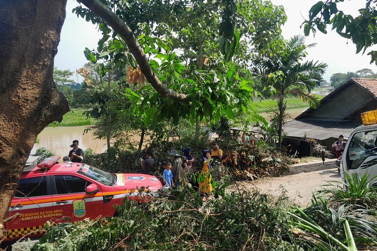 Penampakan rumah Dokter Wayan di Karawang yang viral terbengkalai tengah dibersihkan pada Rabu (4/5/2023).