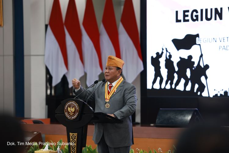 Menteri Pertahanan Prabowo Subianto dianugerahi Bintang Legiun Veteran Republik Indonesia (LVRI) atas darma baktinya untuk perkembangan dan kemajuan LVRI.
