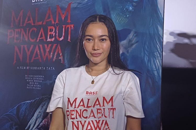 Aktris Ratu Felisha ditemui setelah konferensi pers peluncuran trailer dan poster film horor Malam Pencabut Nyawa di FX Sudirman, Jakarta Pusat, Selasa (23/4/2024).