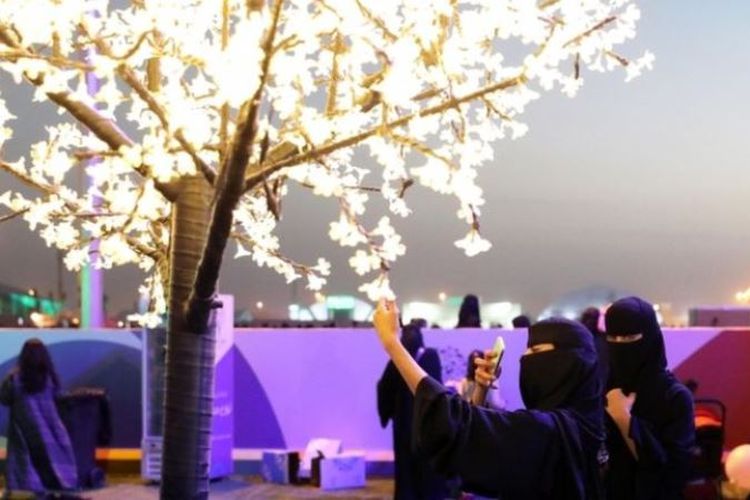 Warga Arab Saudi menikmati Festival Al-Janadria yang berlangsung 7-24 Februari 2018, sejalan dengan semangat untuk mengembangkan sektor hiburan.  (EPA via BBC)