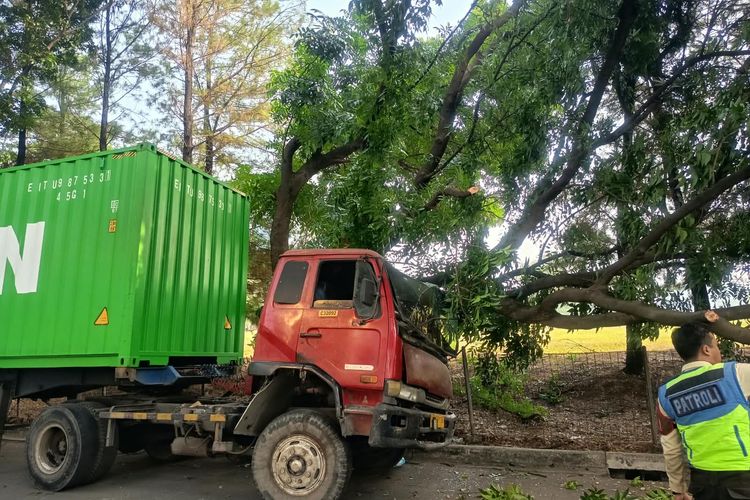 Macet di BSD Tangsel Pagi Ini, Truk Tertimpa Pohon hingga Tutup Sebagian Jalan
