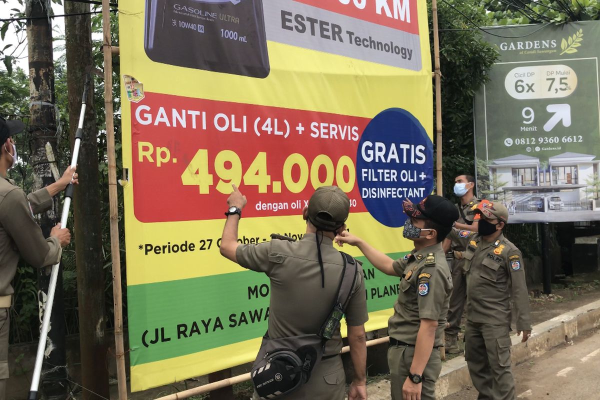 Satuan Polisi Pamong Praja (Satpol PP) Kota Depok menertibkan spanduk-spanduk komersil di wilayah Jalan Raya Sawangan, Rangkapan Jaya Baru, Pancoran Mas, Kota Depok, Jawa Barat pada Senin (1/11/2021) pagi.
