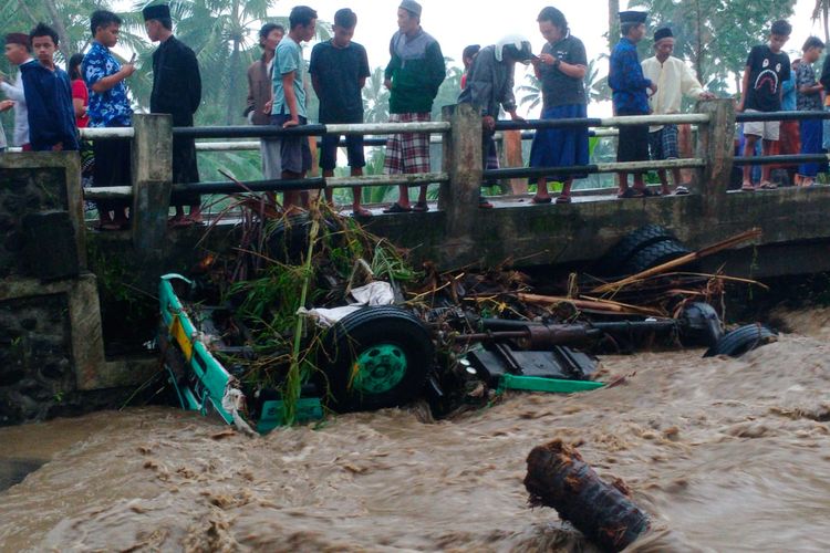 Banjir lahar Semeru seret truk pengangkut pasir, Minggu (20/11/2022)