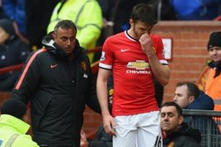 Gelandang Manchester United, Michael Carrick, mengalami cedera pada laga melawan Manchester City di Stadion Old Trafford, Manchester, Minggu (12/4/2015).