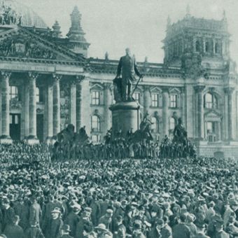 Ilustrasi Kerumunan di Gedung Reichstag, Berlin, pada proklamasi pemerintahan baru 10 November 1918.