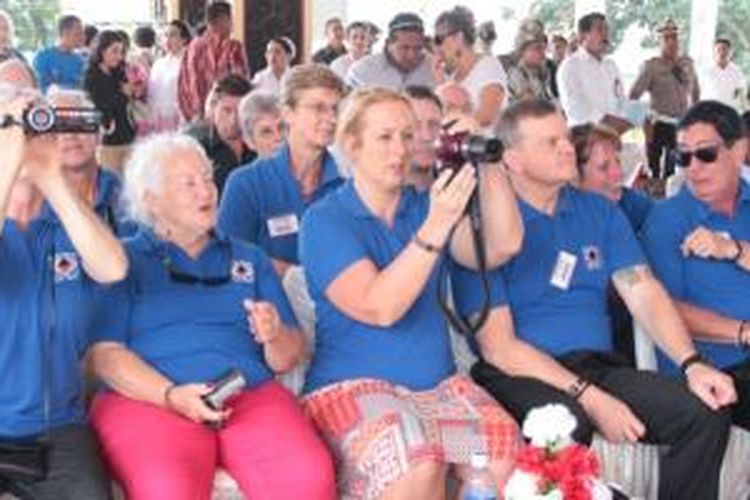 Puluhan turis asal Australia turut menghadiri perayaan Hari Ulang Tahun (HUT) Kota Ambon ke 439 yang dipusatkan di Lapngan Merdeka Ambon, Senin (8/9/2014).