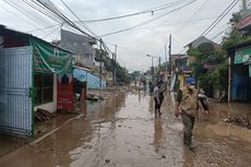 Banjir di Perumahan Pondok Gede Permai Bekasi Surut, Petugas Mulai Bersihkan Lumpur