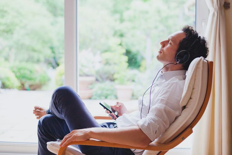 Memutar musik di tempat kerja dapat membantu otak untuk tetap aktif dan dapat dijadikan cara agar tidak ngantuk saat bekerja.