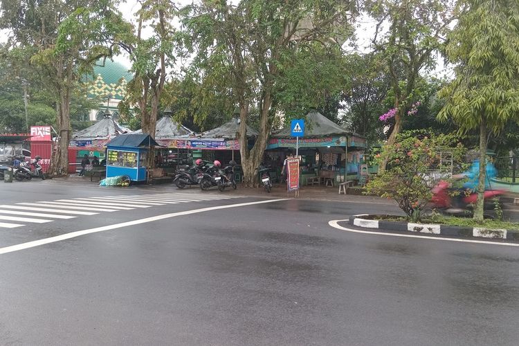 Pedagang kecil di seberang kantor DPRD Kabupaten Ciamis terpaksa menutup usahanya saat terjadi perusakan kantor oleh massa tak dikenal, Sabtu (30/8/2025) petang.