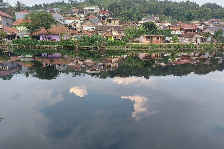 Warga di sekitar Situ Ciburuy Bandung Barat keluhkan pencemaran limbah yang mengeluarkan bai tak sedap.