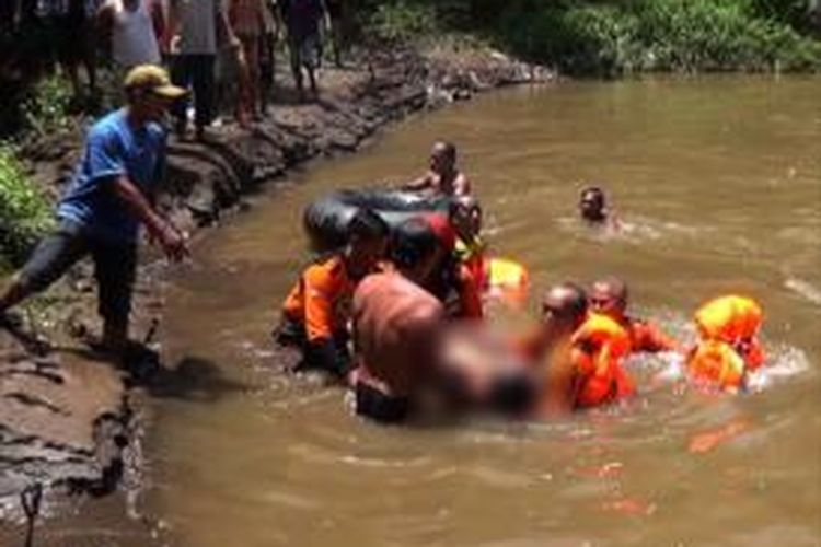 Muhammad Waris (22), ditemukan tewas di dasar Kali Metro, di Desa Ngadilangkung, Kecamatan Kepanjen, Kabupaten Malang, setelah sebelumnya terseret arus ketika dia mencari ikan bersama empat rekannya. 