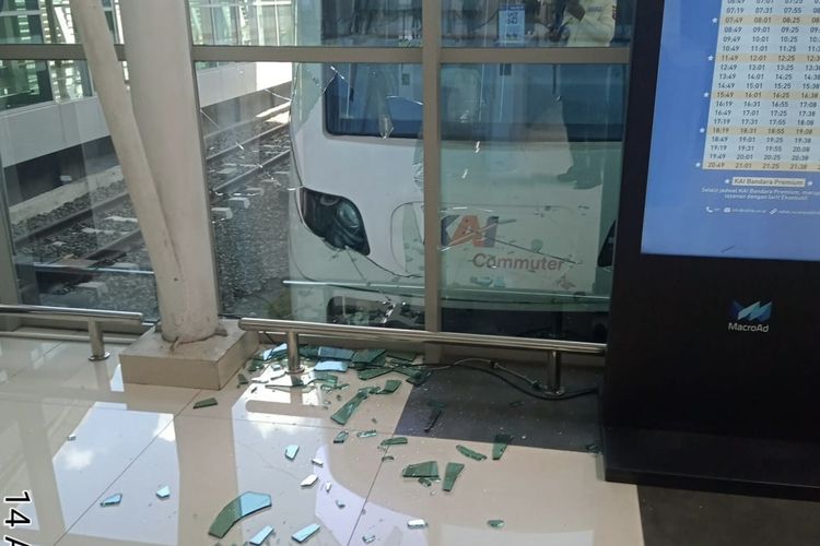 Kereta bandara menabrak pembatas hingga menyebabkan kaca pecah. Peristiwa terjadi di stasiun Bandara Soekarno-Hatta Tangerang pada Jumat (14/4/2023) siang, tidak ada korban jiwa dalam insiden ini. 