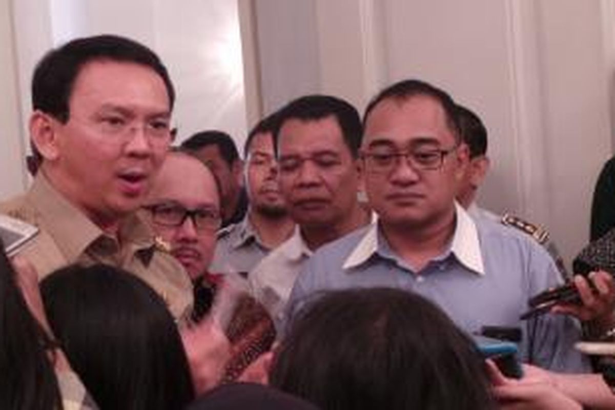 Gubernur DKI Jakarta Basuki Tjahaja Purnama bersama Direktur Utama PT Transjakarta Antonius NS Kosasih dan Ketua Kopaja Nanang Basuki, seusai melakukan pertemuan di Balai Kota, Rabu (24/6/2015). 