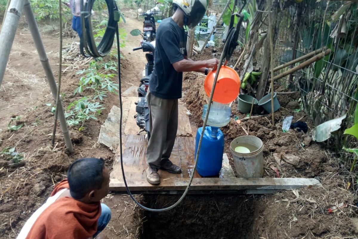 Kemarau panjang yang berdampak kekeringan air bersih dialami warga Koceak, Keranggan, Setu, Tangerang Selatan. Akibat kekeringan tersebut warga rela mandi dan mencuci dari air kali cisalak. 