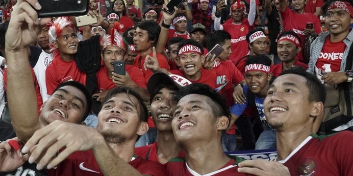 Pemain Timnas U-22 berfoto dengan suporter setelah mengalahkan Filipina pada babak penyisihan Grup B SEA Games XXIX di Stadion Shah Alam, Selangor, Malaysia, Kamis (17/8/2017). Indonesia menang atas Filipina dengan skor 3-0. 