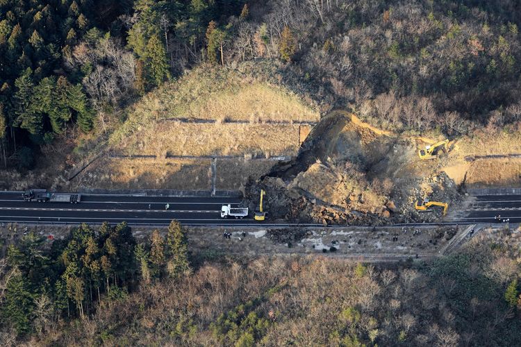 Akses jalan tol terputus akibat longsor buntut dari gempa bumi di kota Soma, prefektur Fukushima, Jepang timur, pada Minggu (14/2/2021). Gempa Jepang ini berkekuatan 7,3 magnitudo.