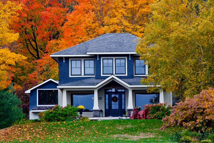 Bagian eksterior rumah yang dicat dengan warna biru