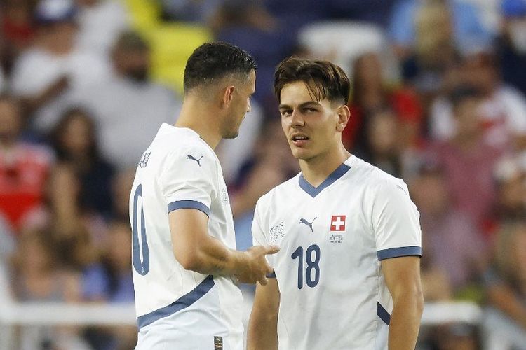 Granit Xhaka dan Ardon Jashari #18 dari Swiss bereaksi pada laga persahabatan melawan Amerika Serikat di GEODIS Park pada 10 Juni 2025 di Nashville, Tennessee