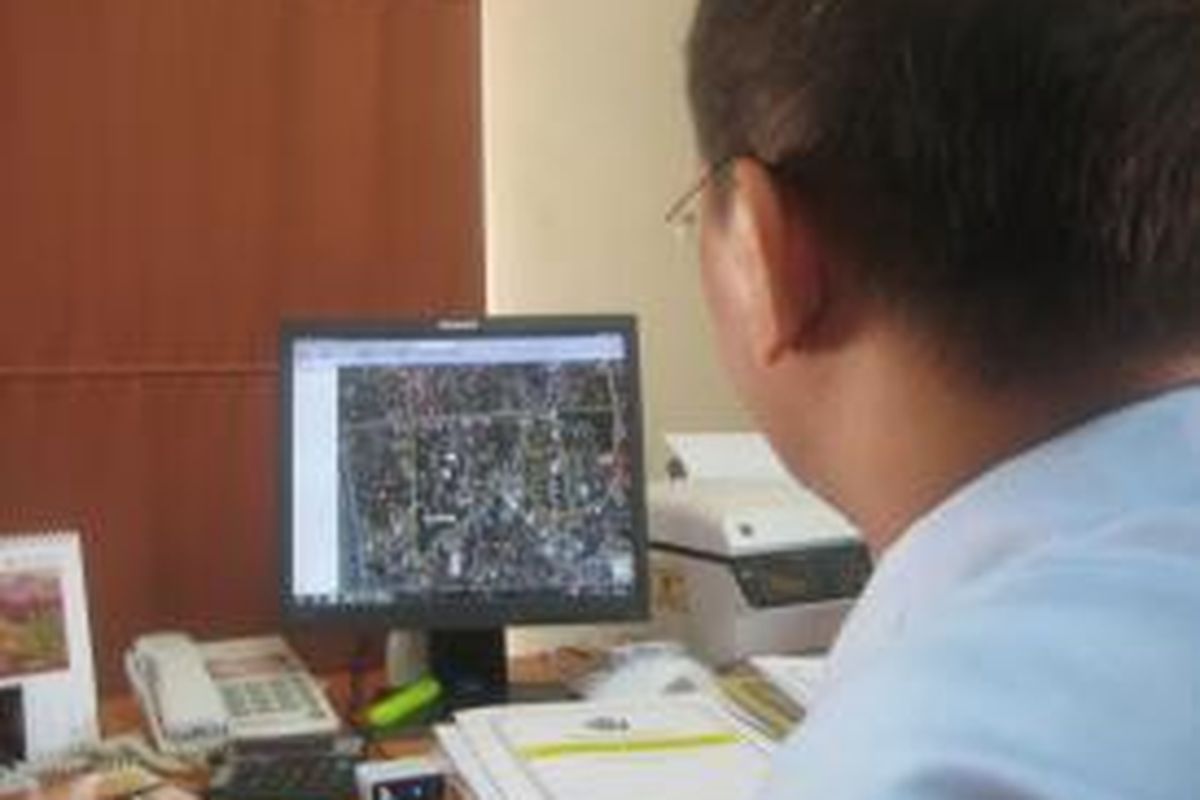 Kepala Kantor Kantor Pelayanan Pajak (KPP) Pratama Padang Budi Gunawan mengamati aplikasi Monalisa. KPP Pratama Padang membangun dan menggunakan aplikasi ini untuk membidik wajib pajak baru di wilayah pelayanannya. Teknologi aplikasi Monalisa memanfaatkan pirantilunak Google Maps.
