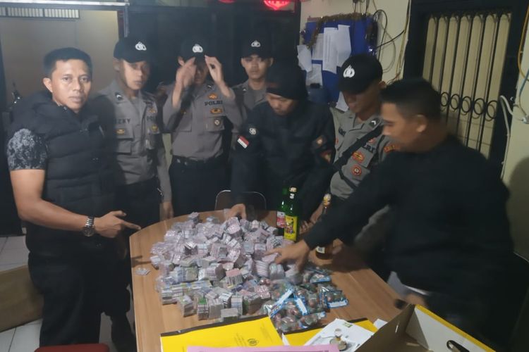 Polres Tasikmalaya Kota mengamankan puluhan ribu petasan dan minuman keras berbagai jenis saat bulan puasa, Jumat (10/5/2019).