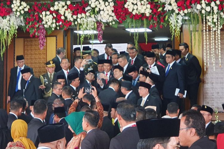 575 anggota DPR periode 2019-2024 resmi menjabat. Mereka dilantik pada sidang paripurna di Kompleks Parlemen, Senayan, Jakarta, Selasa (1/9/2019) pagi.  Usai pelantikan, sebagian anggota DPR mengekspresikan kegembiraannya dengan berfoto bersama Presiden Joko Widodo.