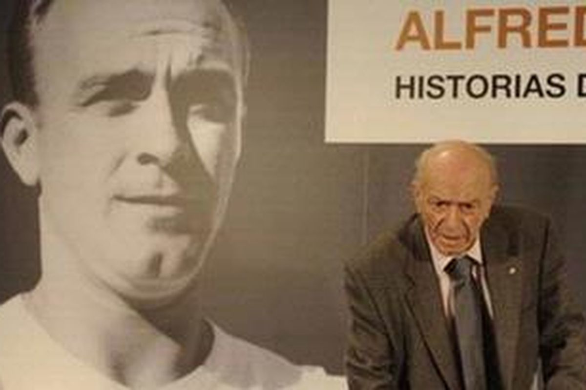 Legenda hidup Real Madrid Alfreo di Stefano tidak menjagokan Iker Casillas jadi pemain terbaik dunia.