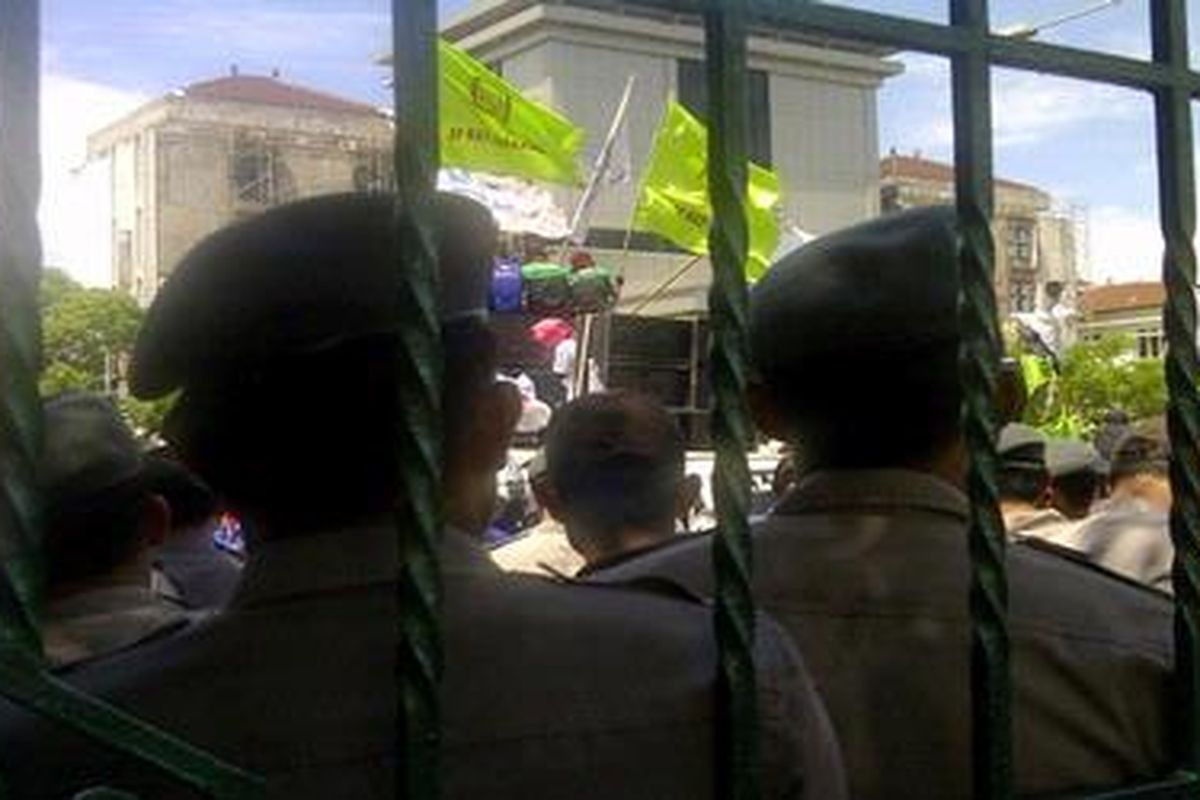 Memperingati May Day, ribuan buruh di Semarang, Jawa Tengah, Selasa (1/5/2012) pukul 11.30 tertahan tidak bisa masuk kantor Gubernur Jateng di Jalan Pahlawan, Semarang. Pintu gerbang ditutup dan dijaga ketat aparat kepolisian 