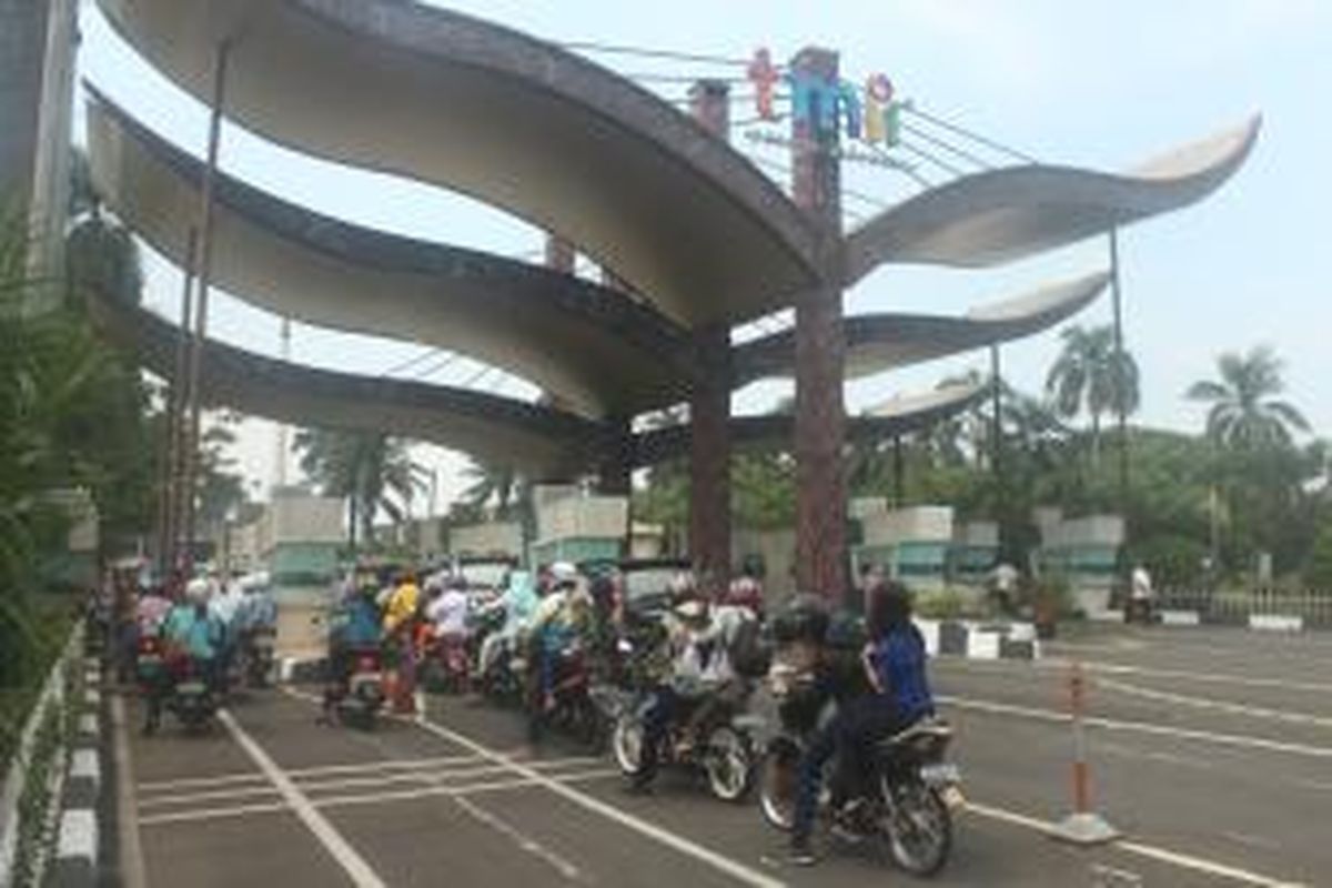 Antrian loket utama pintu TMII di libur Lebaran hari pertama, Senin (28/7/2014)