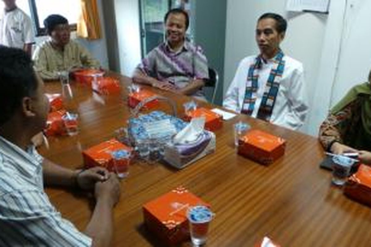 Gubernur DKI Jakarta Joko Widodo saat berkunjung ke kantor KPU DKI Jakarta, Jumat (20/12/2013).