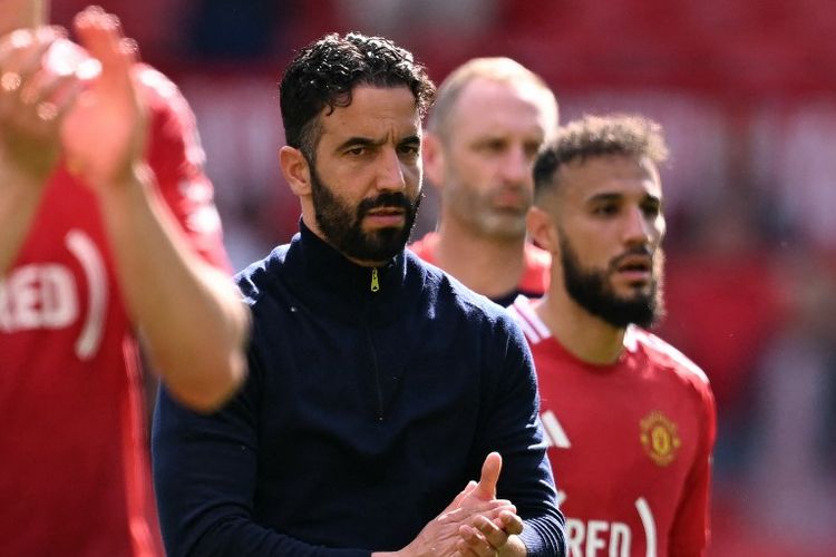 Ruben Amorim dan para pemain Man United bertepuk tangan kepada para penggemar setelah pertandingan sepak bola Liga Inggris antara Manchester United vs West Ham United di Old Trafford di Manchester, barat laut Inggris, pada 11 Mei 2025. West Ham memenangkan pertandingan dengan skor 2-0. (Photo by Oli SCARFF / AFP) 