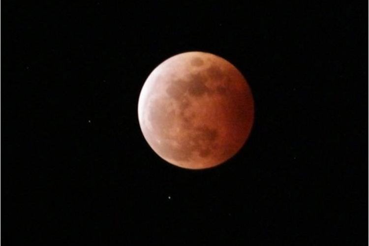 Ilustrasi gerhana bulan total.