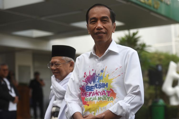 Bakal capres cawapres Pilpres 2019, Joko Widodo (kanan) dan Maruf Amin tiba di RSPAD untuk menjalani tes kesehatan yang diselenggarakan KPU untuk para kandidat, Jakarta, Minggu (12/8). ANTARA FOTO/Akbar Nugroho Gumay/foc/18.