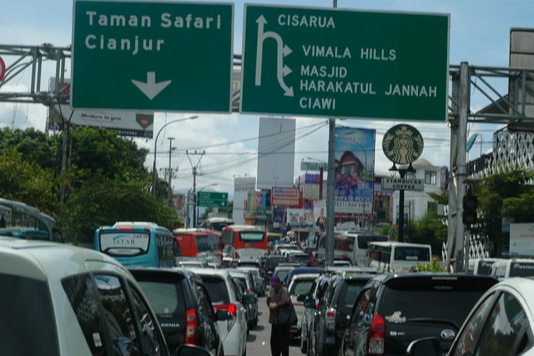 Antrian kendaraan terjadi di Simpang Gadog, Ciawi, Bogor, Jawa Barat, Minggu (23/4/2017). Kepadatan terjadi karena banyaknya warga yang berlibur ke kawasan Puncak.