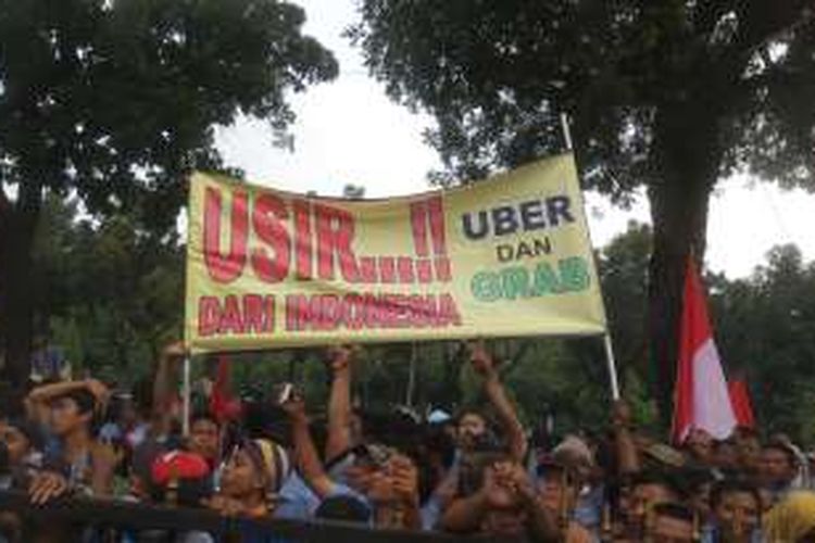 Unjuk rasa yang dilakukan ribuan sopir angkutan, mayoritas sopir taksi, di Balai Kota DKI Jakarta, Senin (14/3/2016). Mereka menuntut agar pemerintah menertibkan angkutan pelat hitam yang difasilitasi perusahaan penyedia aplikasi.