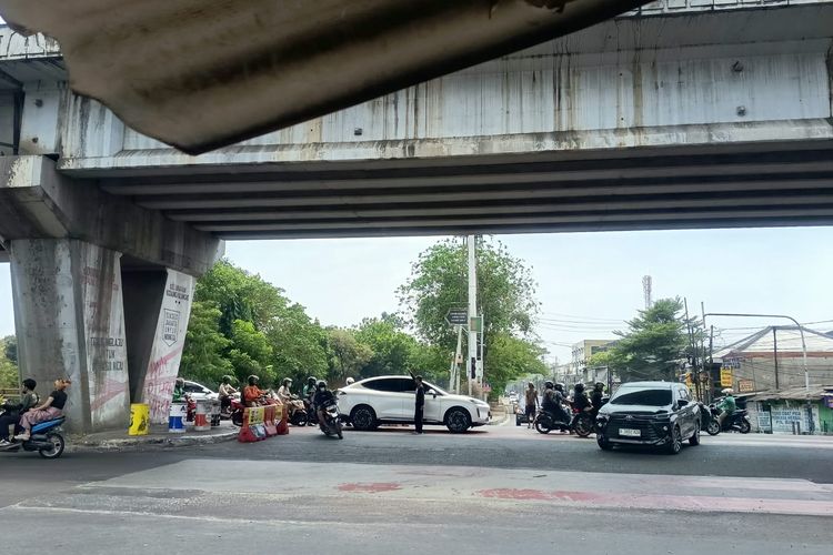 Sudah Ditutup Dishub, Barrier Flyover Pesing Kembali Terbuka, Lalu Lintas Semrawut