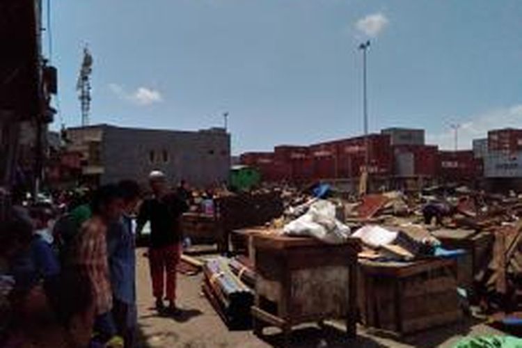 Ratusan pedagang di Pasar Nusaniwe hanya bisa menyaksikan lapak dan kios-kios mereka digusur alat berat, Senin (23/11/2015). penggusuran ini dilakukan untuk pelebaran kawasan pelabuhan peti kemas milik PT Pelindo