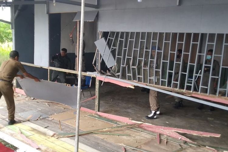 Petugas polisi pamong praja membongkar salah satu kafe diduga melanggar syariat Islam di belakang Terminal Kota Lhokseumawe, Provinsi Aceh, Senin (24/10/2022)
