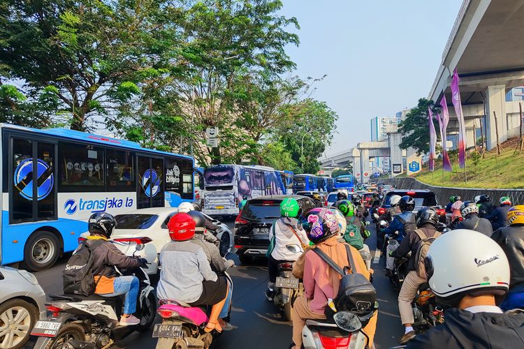 Kemacetan di Cawang BNN menuju arah Pancoran, pada hari pertama ASN WFH, Senin (21/8/2023). 