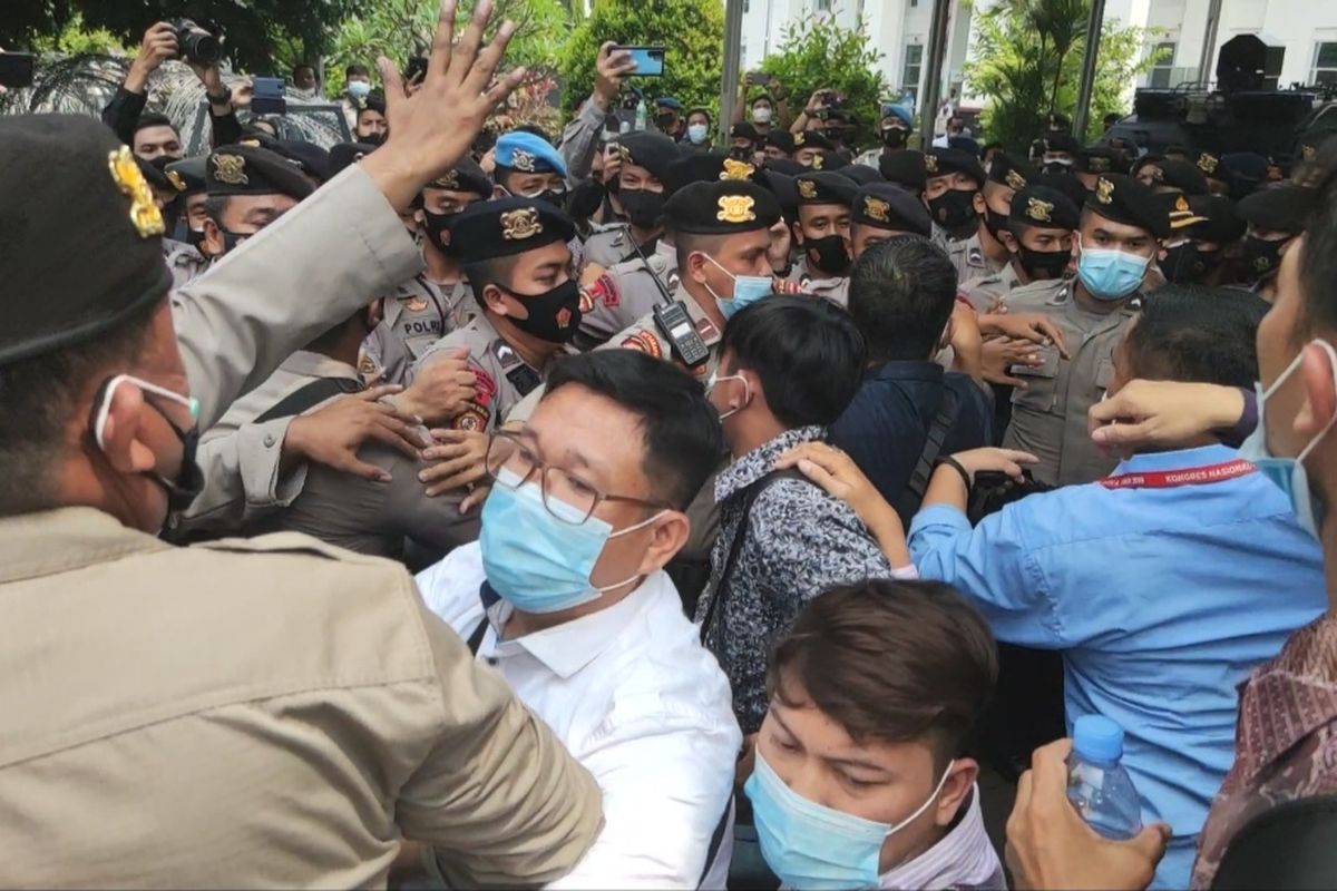 Polisi dan tim pengacara Rizieq Shihab saling dorong di depan gerbang Pengadilan Negeri Jakarta Timur. Peristiwa itu terjadi pada Jumat (19/3/2021) saat Rizieq Shihab menjadi terdakwa dalam tiga perkara. 