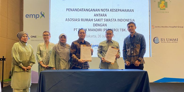 Regional CEO Region IV Bank Mandiri Jan Winston Tambunan (tiga kanan) dan Ketua Asosiasi Rumah Sakit Swasta Indonesia (ARSSI) drg Iing Ichsan Hanafi (dua kanan) sedang menunjukkan naskah MoU kerja sama yang baru ditandatangani di Jakarta, Rabu (26/7/2023), didampingi oleh (Kiri-kanan) Dewan Pembina ARSSI dr Mus Aidah, Dewan Pembina ARSSI drg Sussy Setiawaty, Sekjen ARSSI dr Noor Arida Sofiana, dan VP Transaction Banking Wholesale Group Bank Mandiri Alfa Masjita Rahmat.