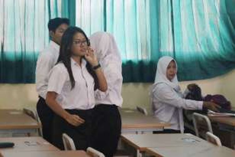 Aurel Hermansyah tengah mengikuti Ujian Nasional Paket C di SMAN 93, Jakarta Timur, Selasa (5/4/2016).