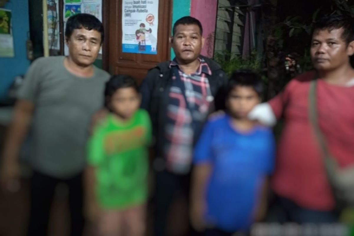 Del Piero (Baju Hijau), saat ditemukan Dian Kristian, ayah kandung di daerah Klender, Jakarta Timur, Sabtu (12/10/2019).