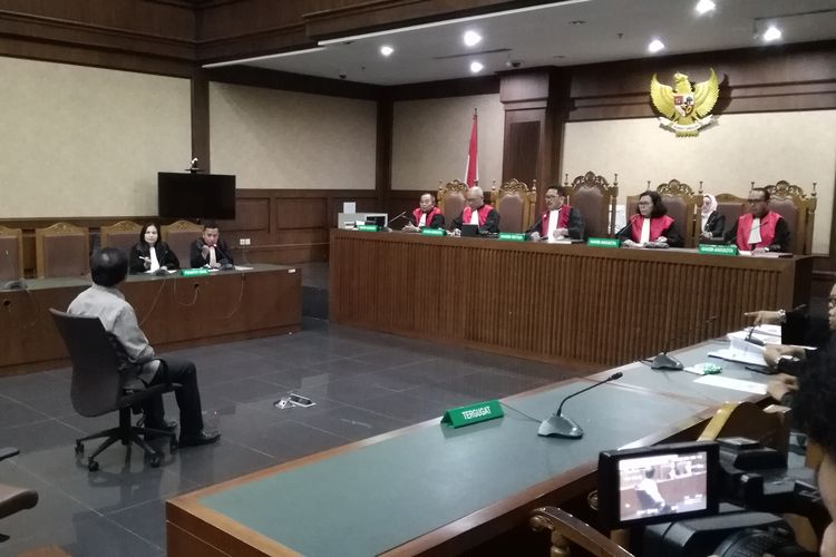 Mantan Gubernur Kepulauan Riau Nurdin Basirun didakwa menerima gratifikasi senilai Rp 4,22 miliar dari berbagai pihak dalam kurun waktu 2016-2019 selama masa jabatannya.