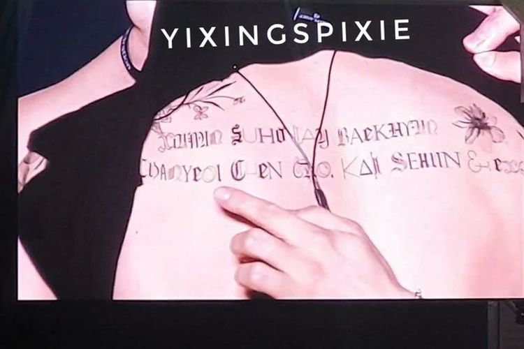 Tato semi permanen milik Suho bertuliskan sembilan nama personel EXO membuat penggemar histeris. 