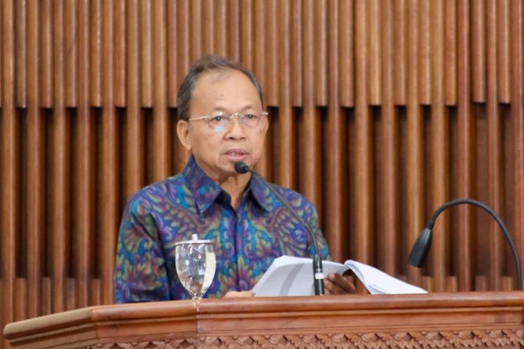 Gubernur Bali Wayan Koster menjelaskan pembatasan toko modern berjejaring dilakukan untuk mencegah usaha kecil warga lokal terpinggirkan