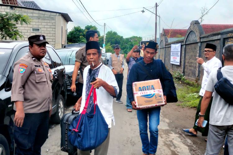 Pemerintah Kabupaten Blitar mulai memulangkan santri Ponpes Nuswantoro di Desa Rejowinangun, Kecamatan Kademangan, Kabupaten Blitar, ke daerah asal mereka, Sabtu (9/3/2024)