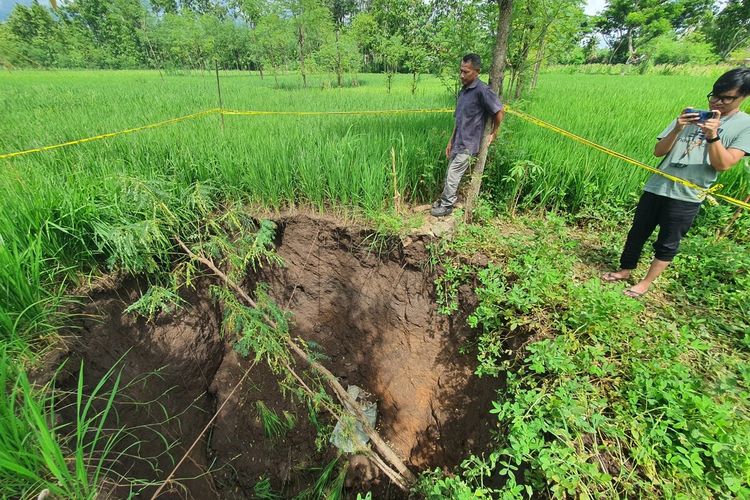MISTERIUS: Lubang atau sinkhole muncul di ladang di Kwangen Kidul, Pacarejo, Semanu, Gunungkidul, DIY, Selasa (7/1/2025)